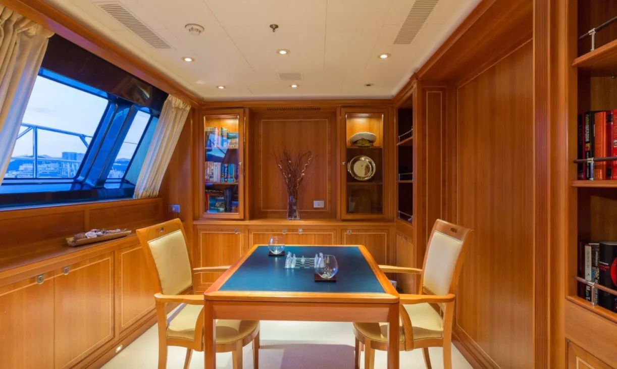 https://dev-api.arconyachts.com/storage/media/29070/conversions/410_6417513174-optimize.webp
