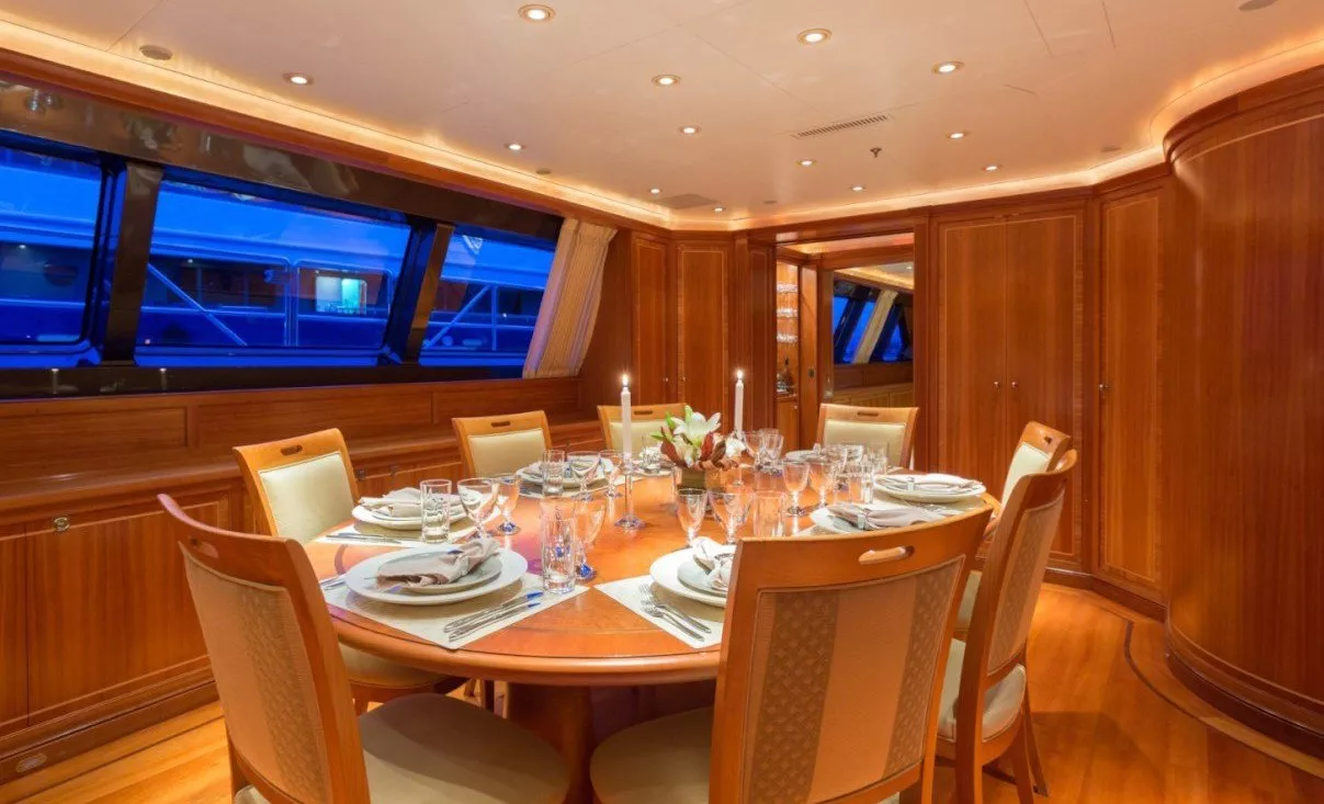 https://dev-api.arconyachts.com/storage/media/29071/conversions/410_4522019106-optimize.webp