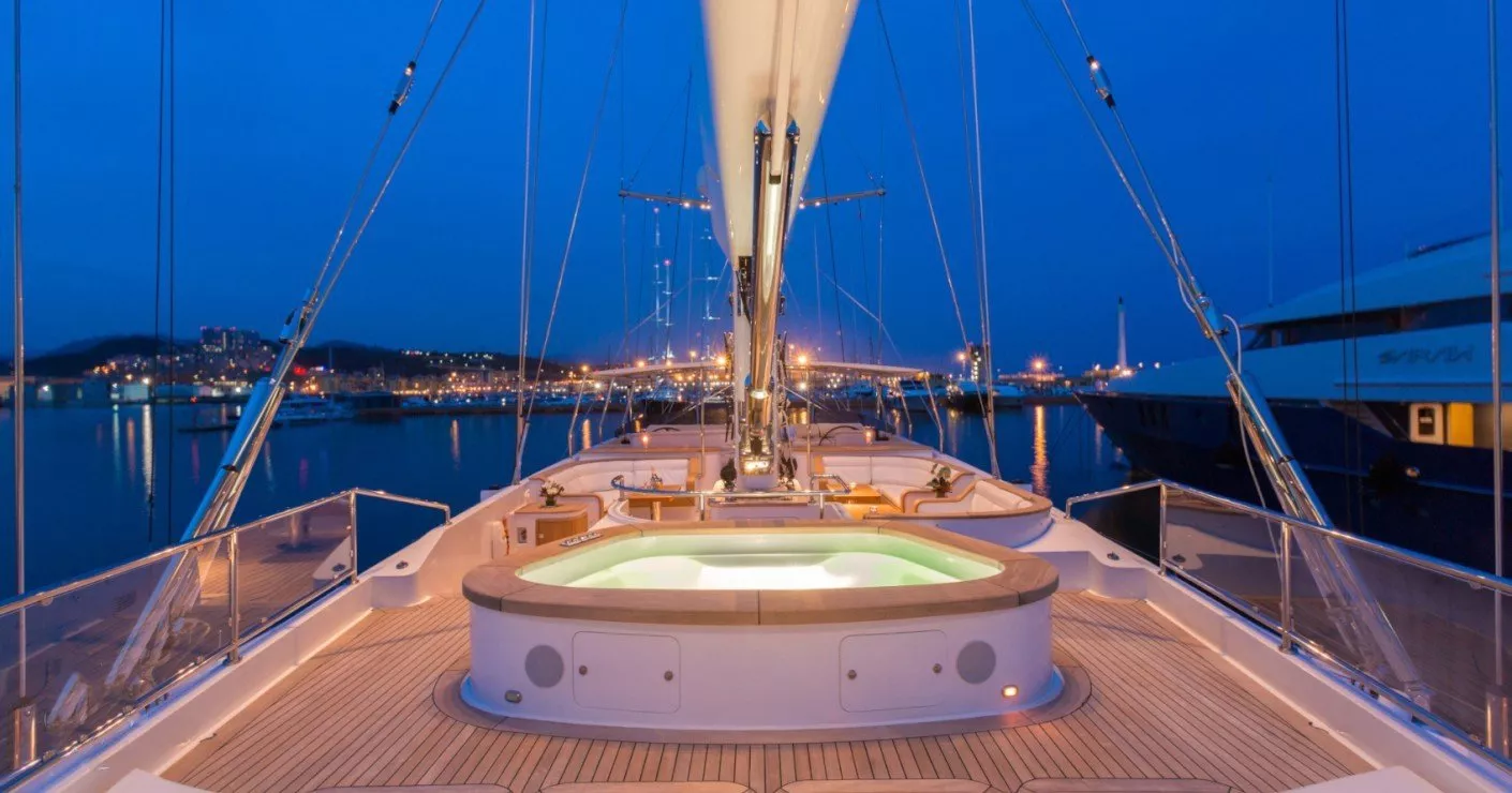 https://dev-api.arconyachts.com/storage/media/29074/conversions/410_7096079273-optimize.webp