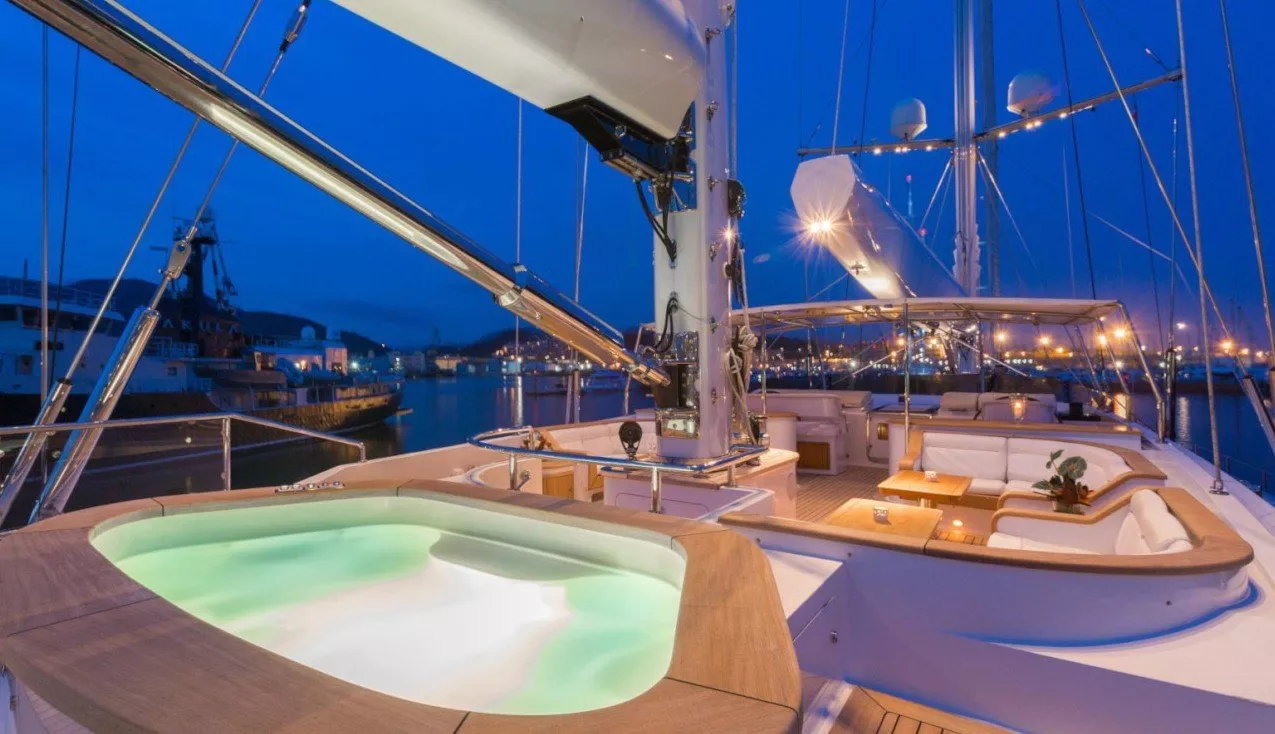 https://dev-api.arconyachts.com/storage/media/29075/conversions/410_9519488098-optimize.webp