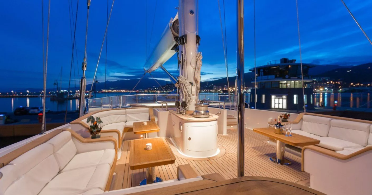 https://dev-api.arconyachts.com/storage/media/29076/conversions/410_7711231571-optimize.webp