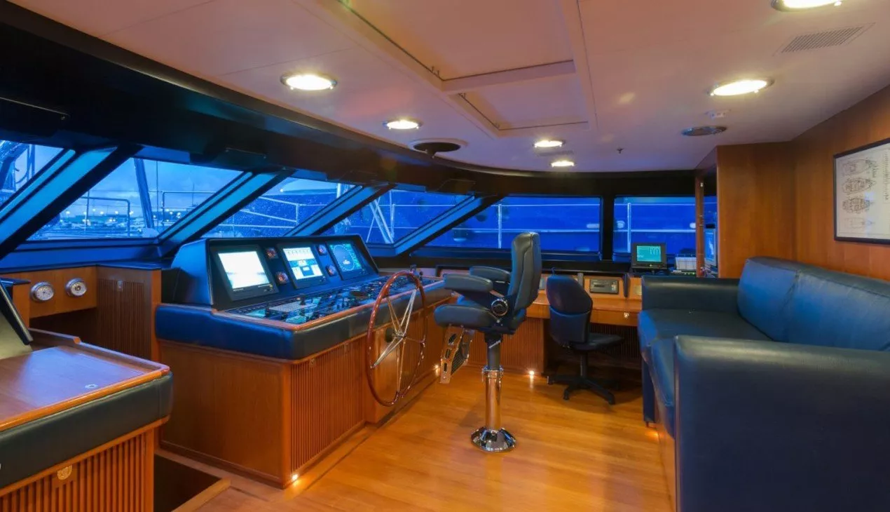 https://dev-api.arconyachts.com/storage/media/29080/conversions/410_4995107020-optimize.webp