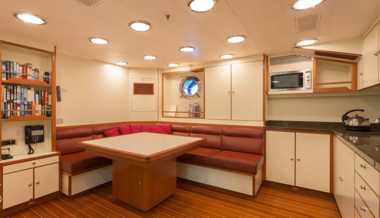 https://dev-api.arconyachts.com/storage/media/29082/conversions/410_2956168449-optimize.webp