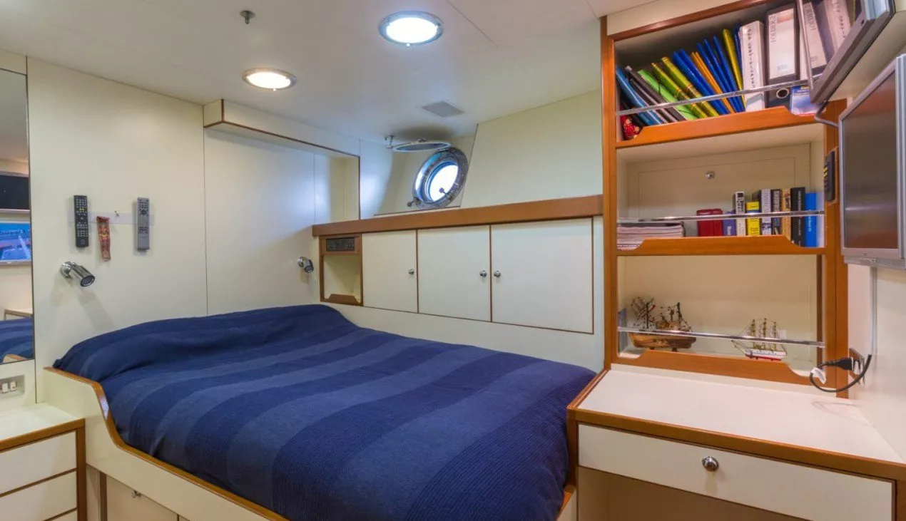 https://dev-api.arconyachts.com/storage/media/29083/conversions/410_8174874547-optimize.webp