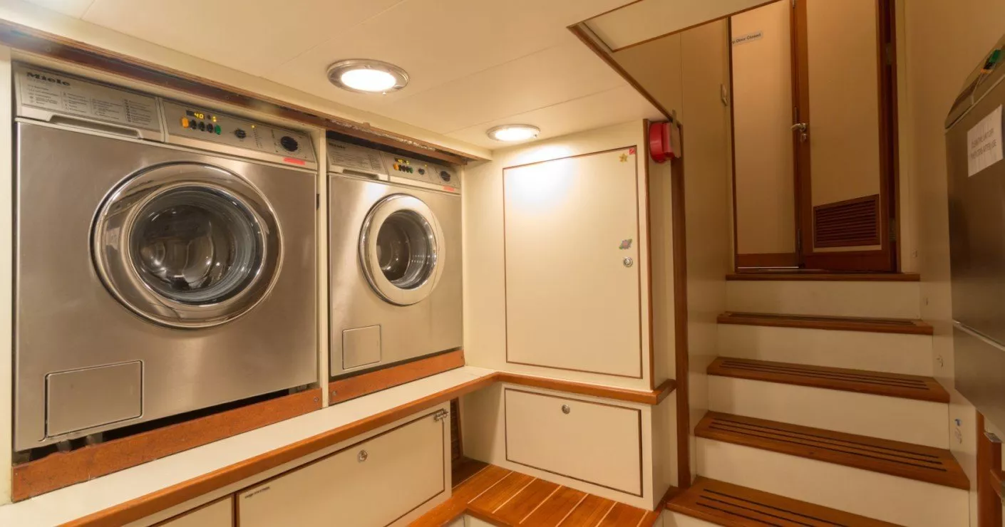 https://dev-api.arconyachts.com/storage/media/29084/conversions/410_4607613958-optimize.webp