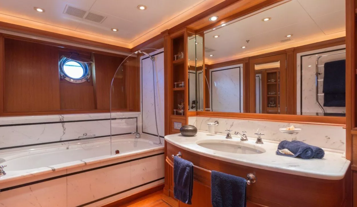 https://dev-api.arconyachts.com/storage/media/29085/conversions/410_2657653742-optimize.webp