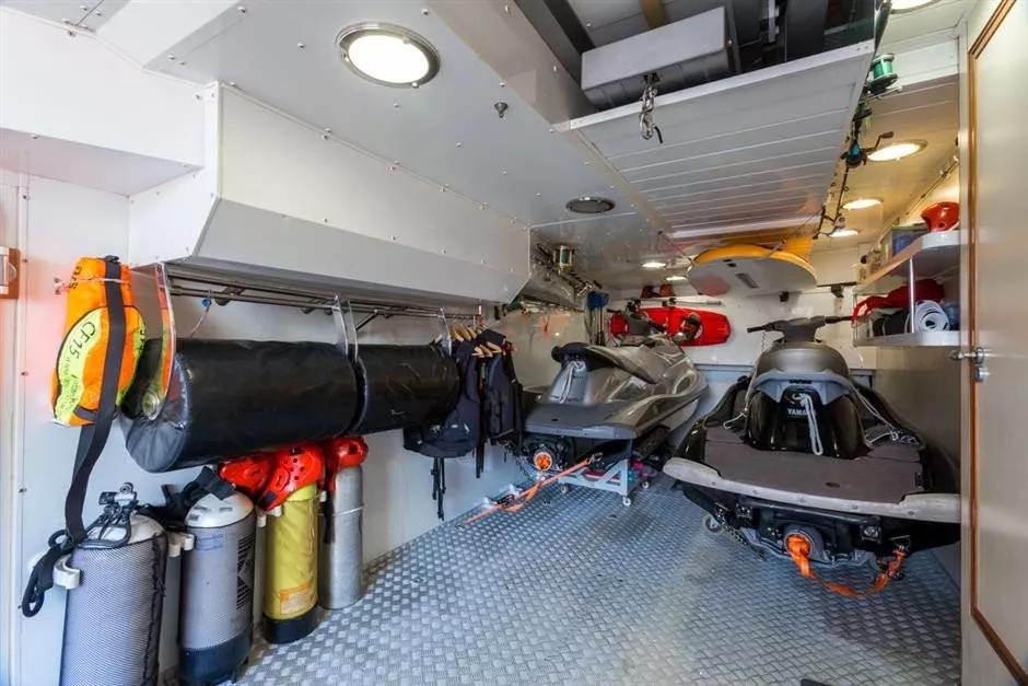 https://dev-api.arconyachts.com/storage/media/29088/conversions/410_1638244063-optimize.webp