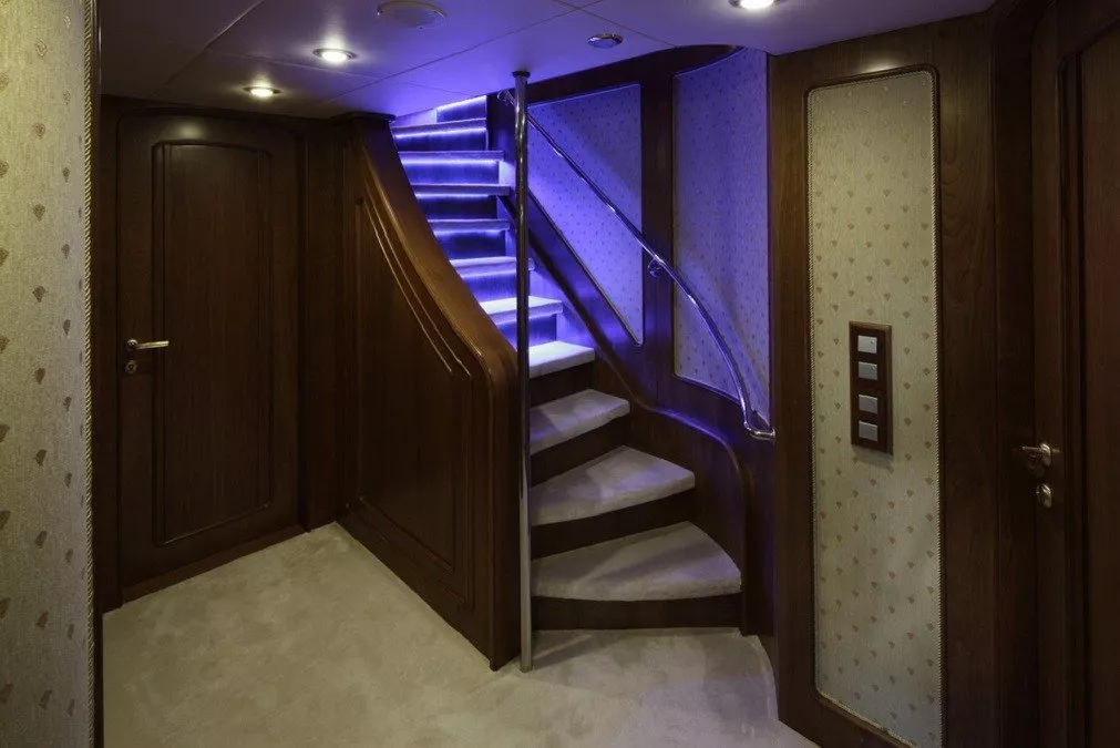 https://dev-api.arconyachts.com/storage/media/29113/conversions/406_2842189233-optimize.webp
