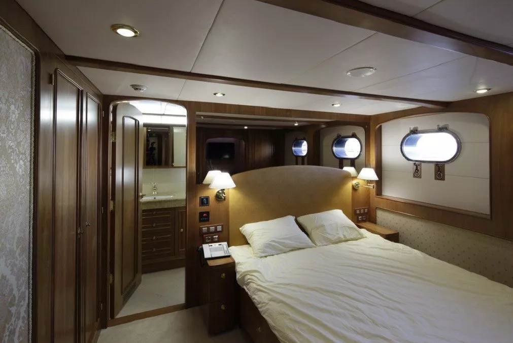 https://dev-api.arconyachts.com/storage/media/29116/conversions/406_8643397315-optimize.webp