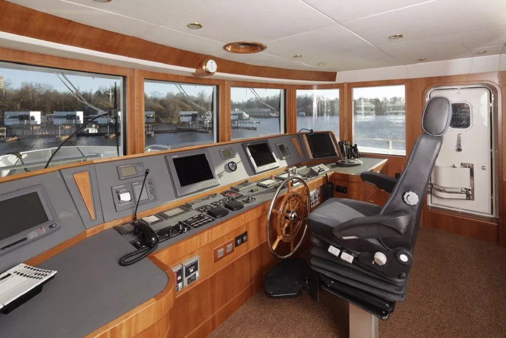 https://dev-api.arconyachts.com/storage/media/29117/conversions/406_4157626247-optimize.webp