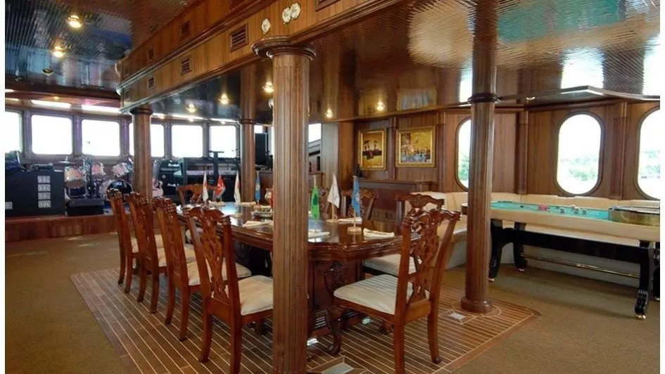 https://dev-api.arconyachts.com/storage/media/29145/conversions/404_9781670003-optimize.webp
