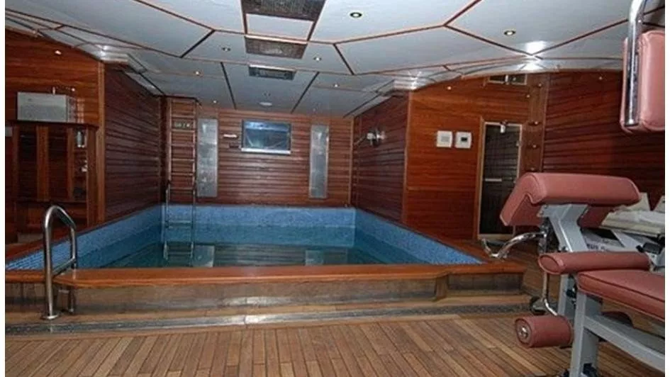 https://dev-api.arconyachts.com/storage/media/29150/conversions/404_6951270547-optimize.webp