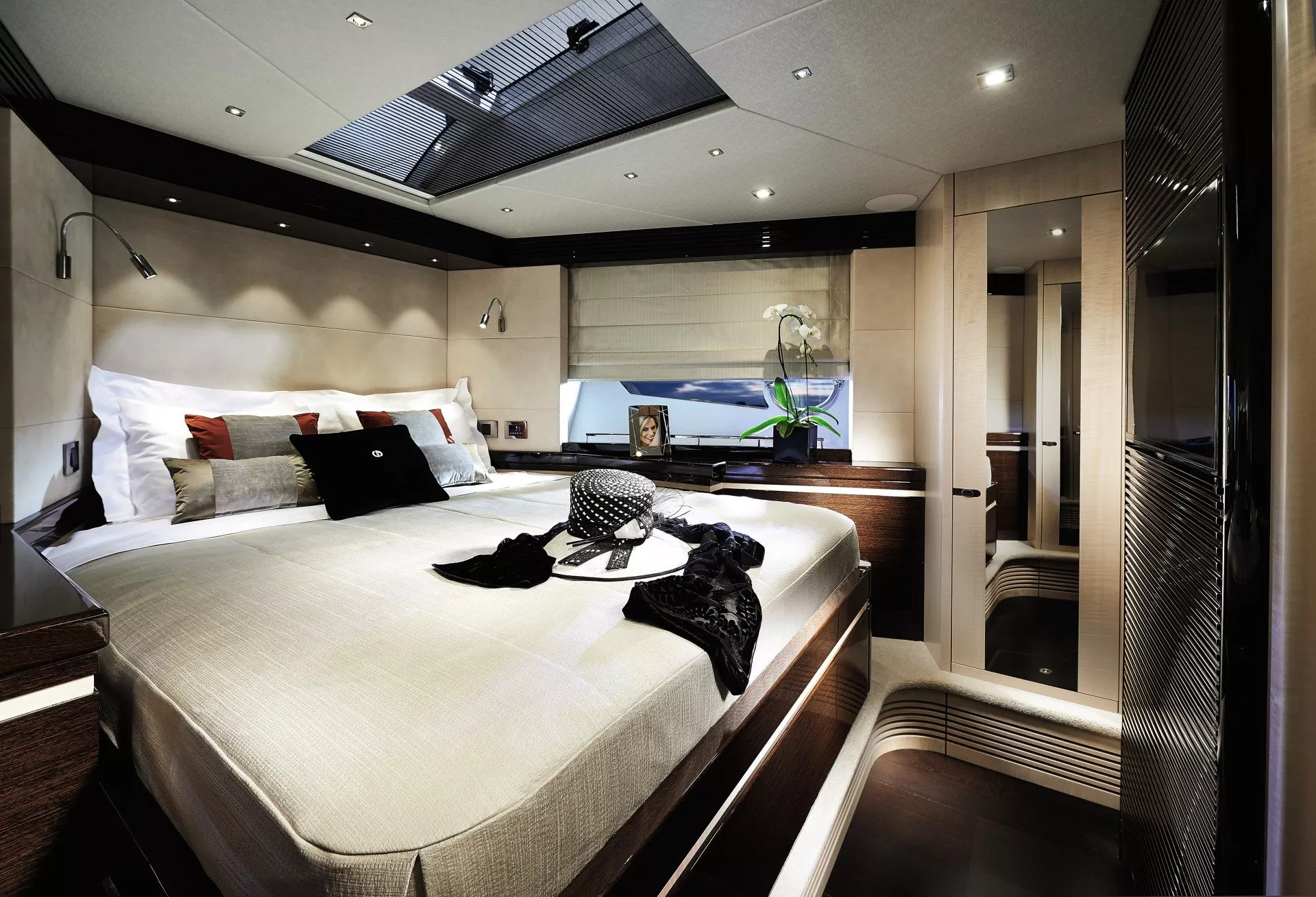 https://dev-api.arconyachts.com/storage/media/29181/conversions/402_9346189168-optimize.webp