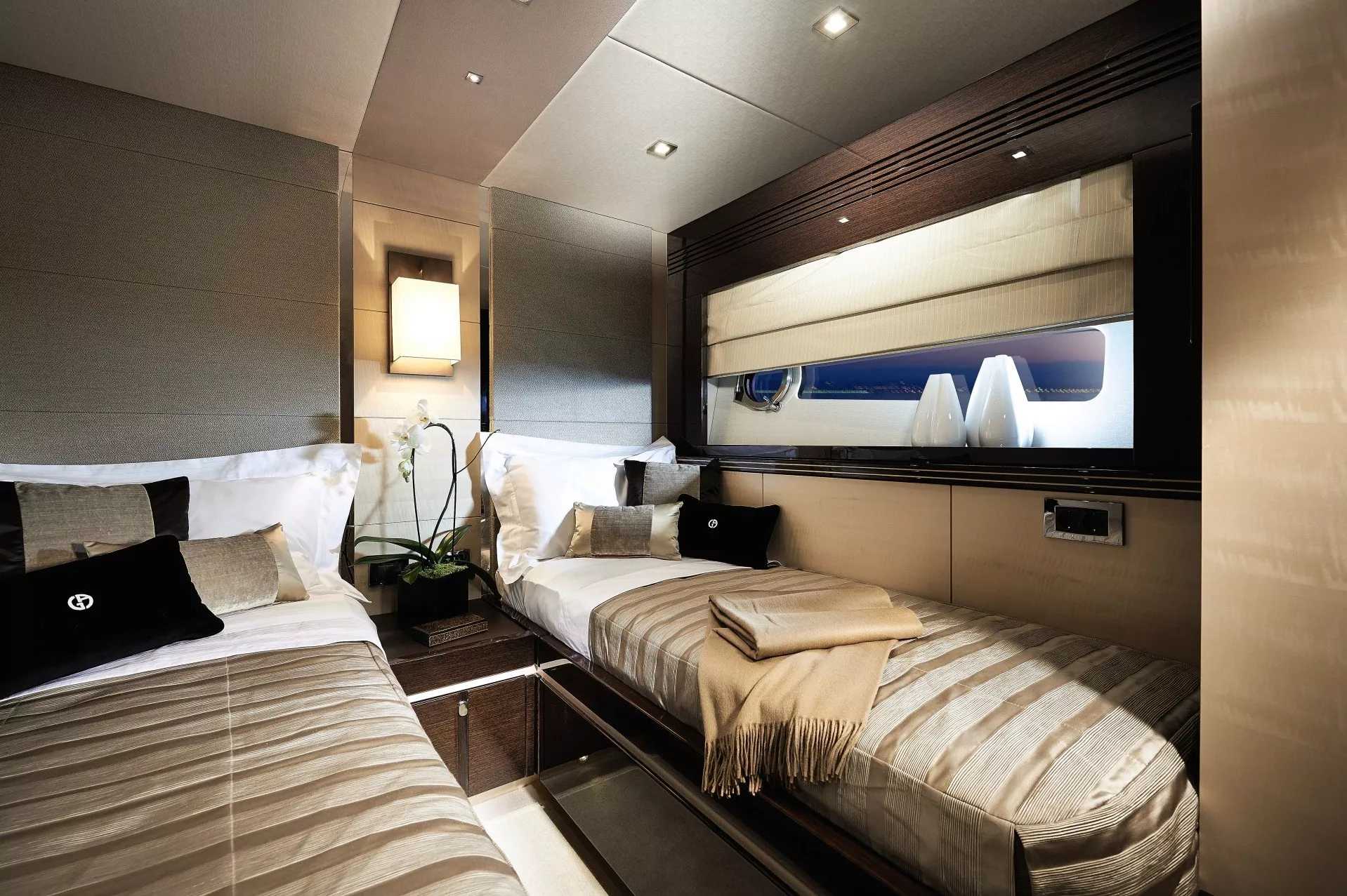 https://dev-api.arconyachts.com/storage/media/29185/conversions/402_8131441901-optimize.webp