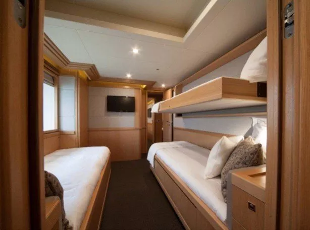 https://dev-api.arconyachts.com/storage/media/29195/conversions/400_5635087042-optimize.webp