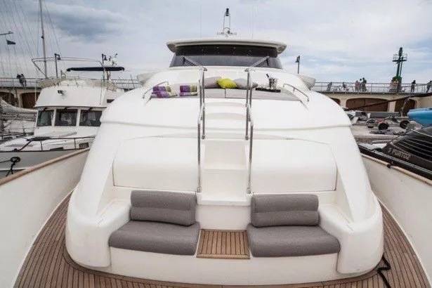 https://dev-api.arconyachts.com/storage/media/29200/conversions/400_5114388127-optimize.webp