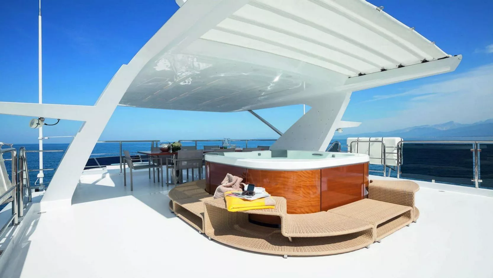 https://dev-api.arconyachts.com/storage/media/29351/conversions/395_3075296795-optimize.webp