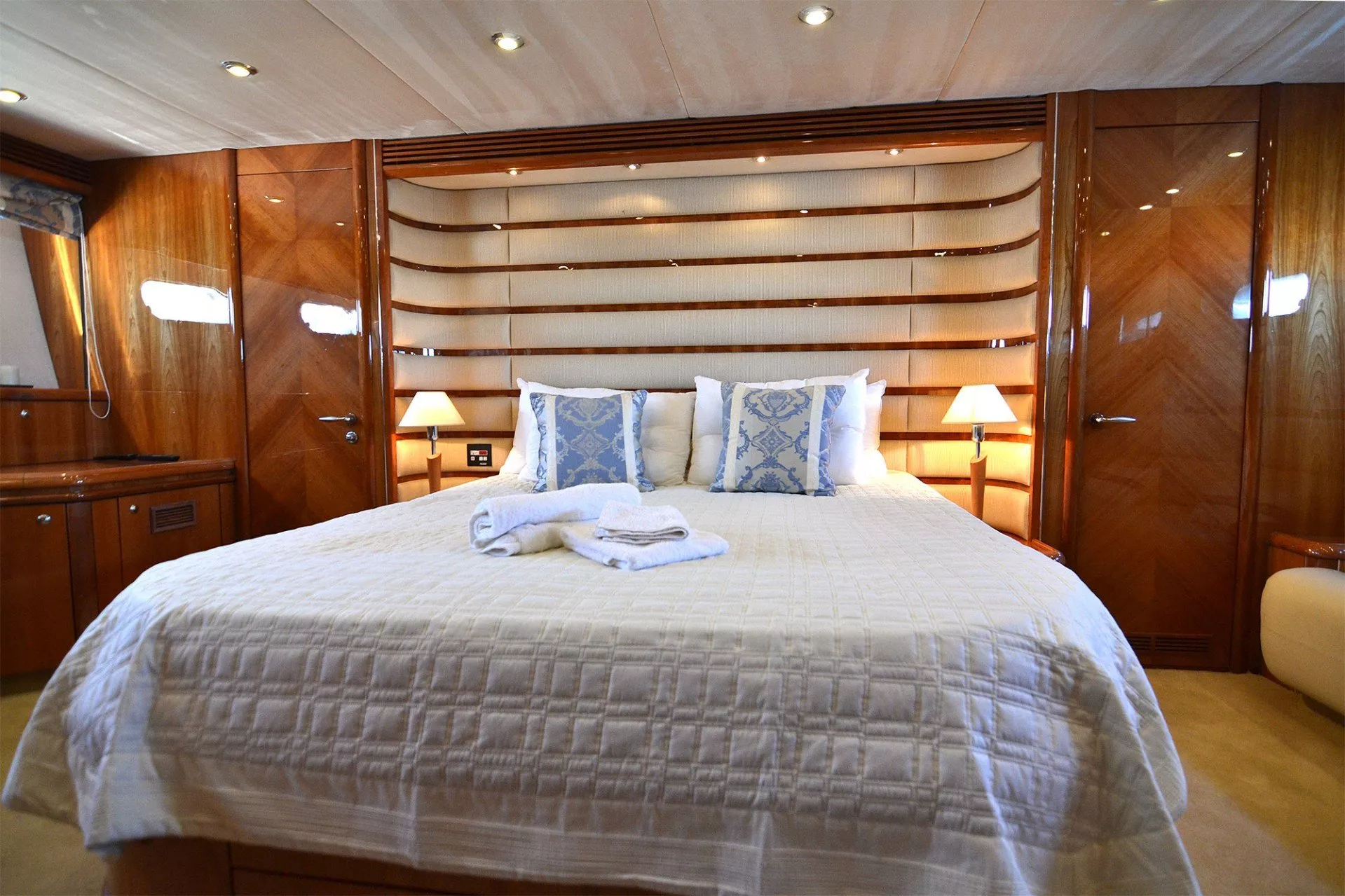 https://dev-api.arconyachts.com/storage/media/29383/conversions/391_4234943660-optimize.webp