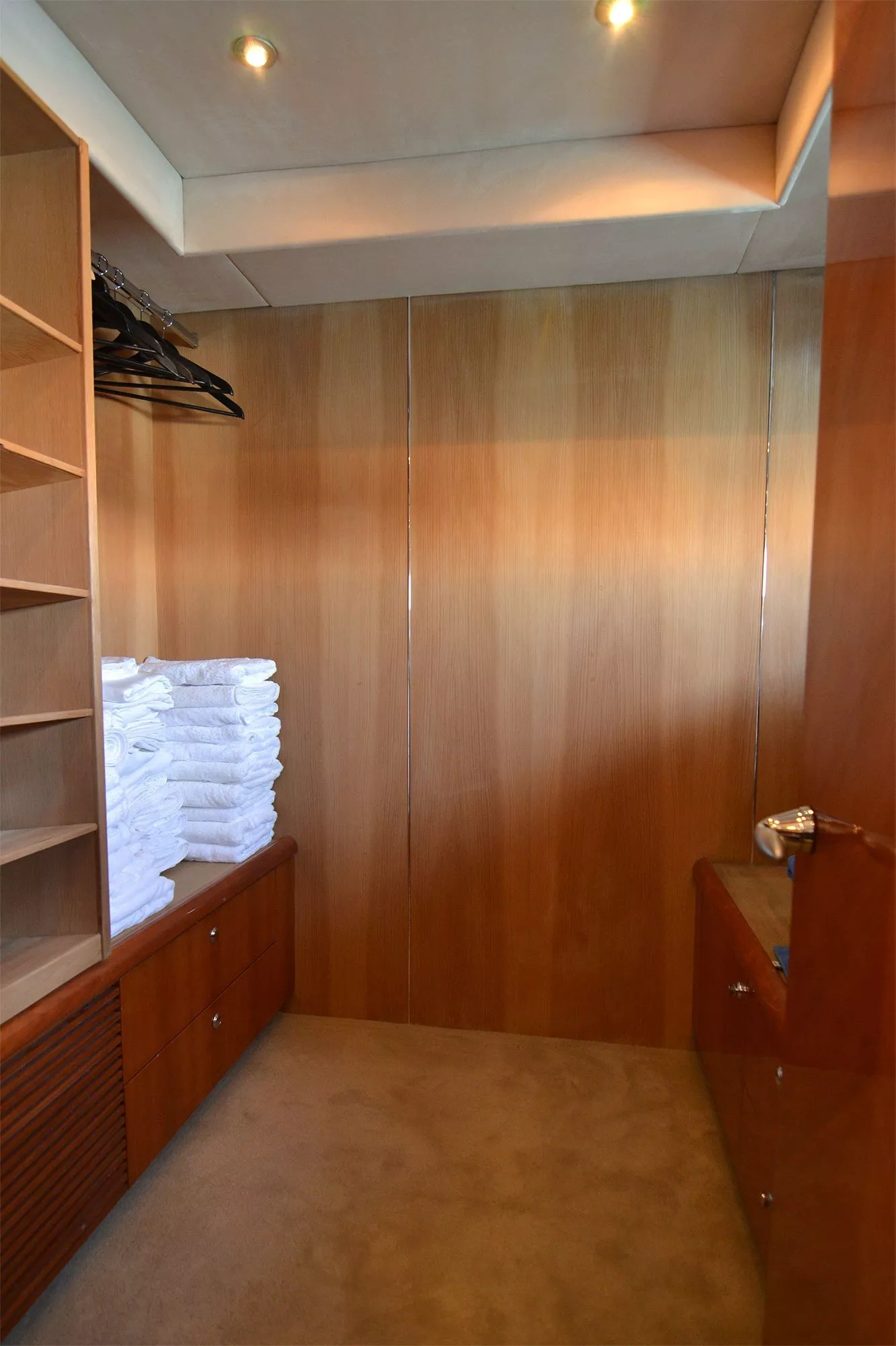 https://dev-api.arconyachts.com/storage/media/29385/conversions/391_4494257078-optimize.webp