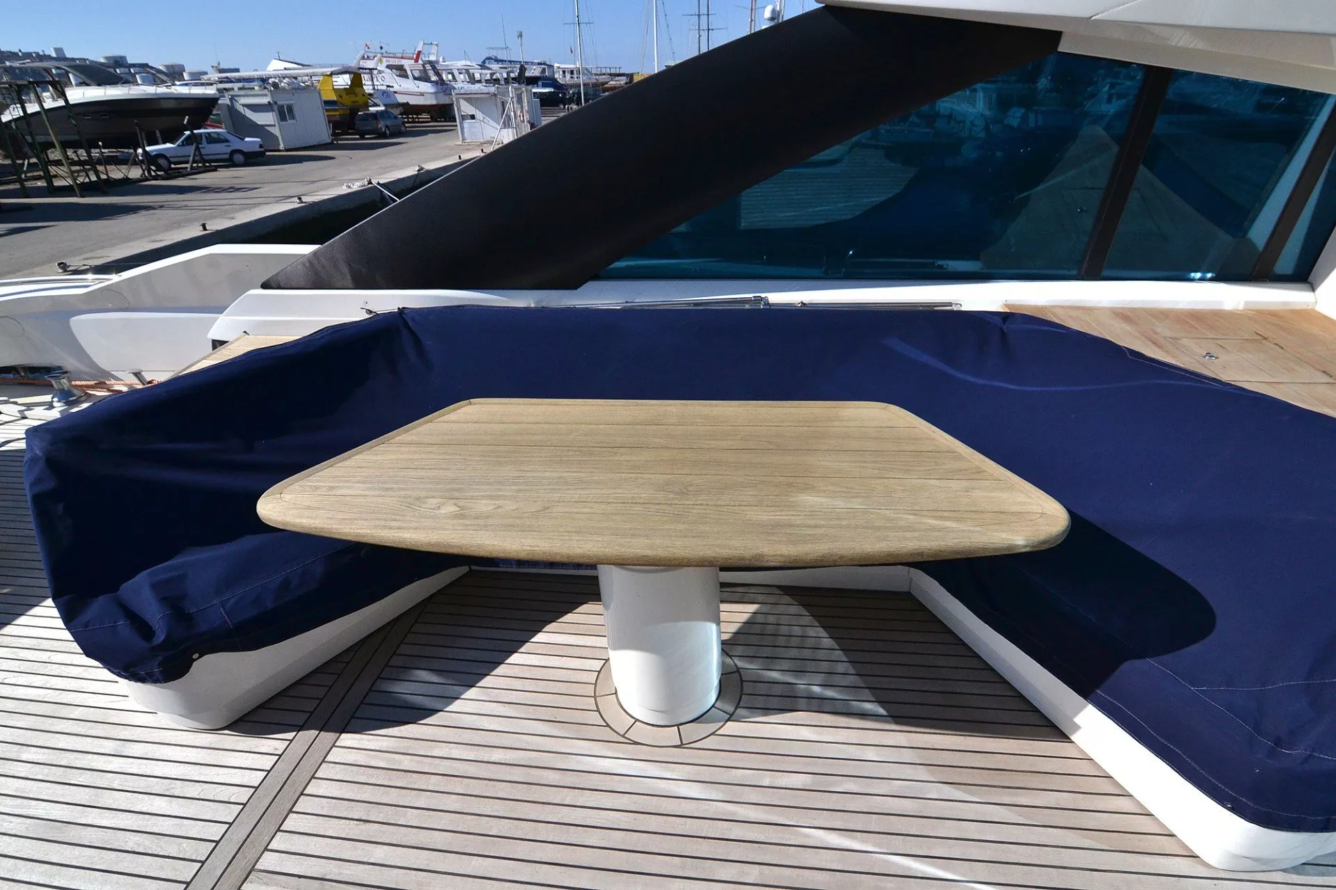 https://dev-api.arconyachts.com/storage/media/29390/conversions/391_4533725405-optimize.webp