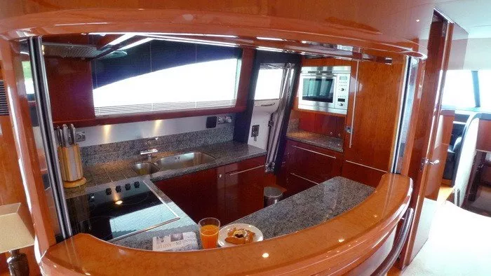 https://dev-api.arconyachts.com/storage/media/29499/conversions/387_0621109404-optimize.webp