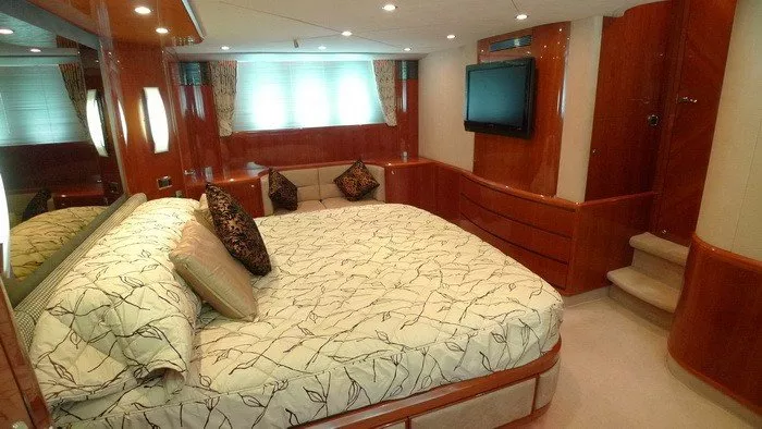 https://dev-api.arconyachts.com/storage/media/29506/conversions/387_4476461268-optimize.webp
