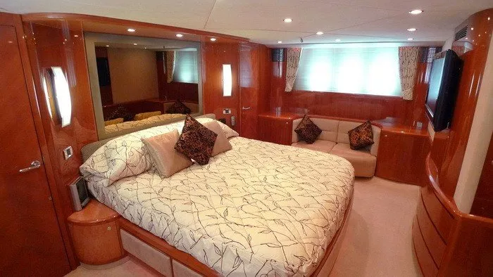 https://dev-api.arconyachts.com/storage/media/29507/conversions/387_8217660296-optimize.webp