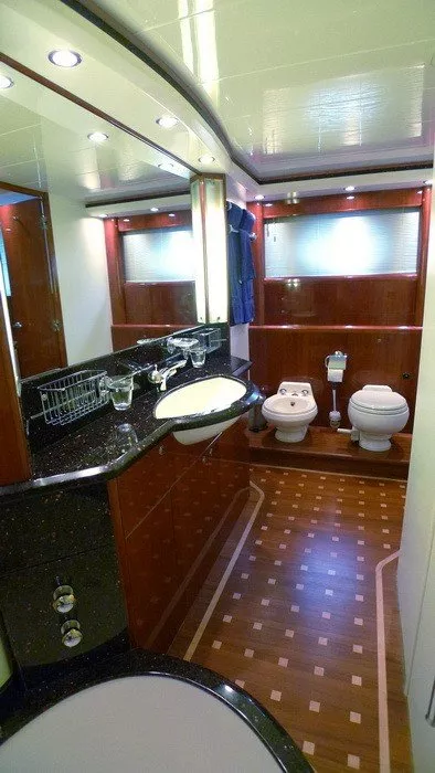 https://dev-api.arconyachts.com/storage/media/29510/conversions/387_4911931657-optimize.webp