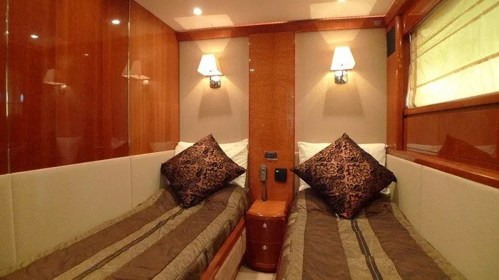 https://dev-api.arconyachts.com/storage/media/29511/conversions/387_1917935616-optimize.webp