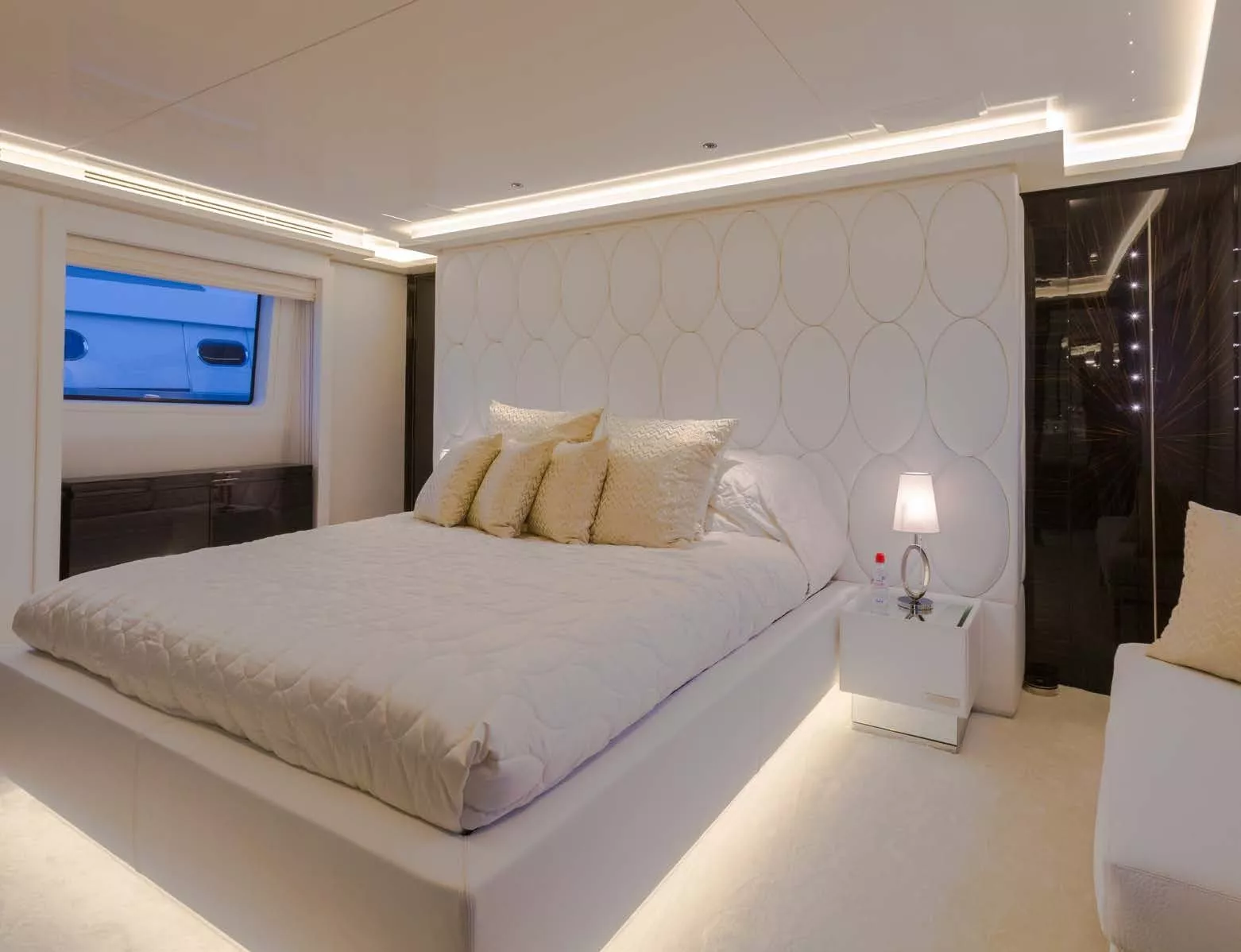 https://dev-api.arconyachts.com/storage/media/29607/conversions/352_2681206547-optimize.webp