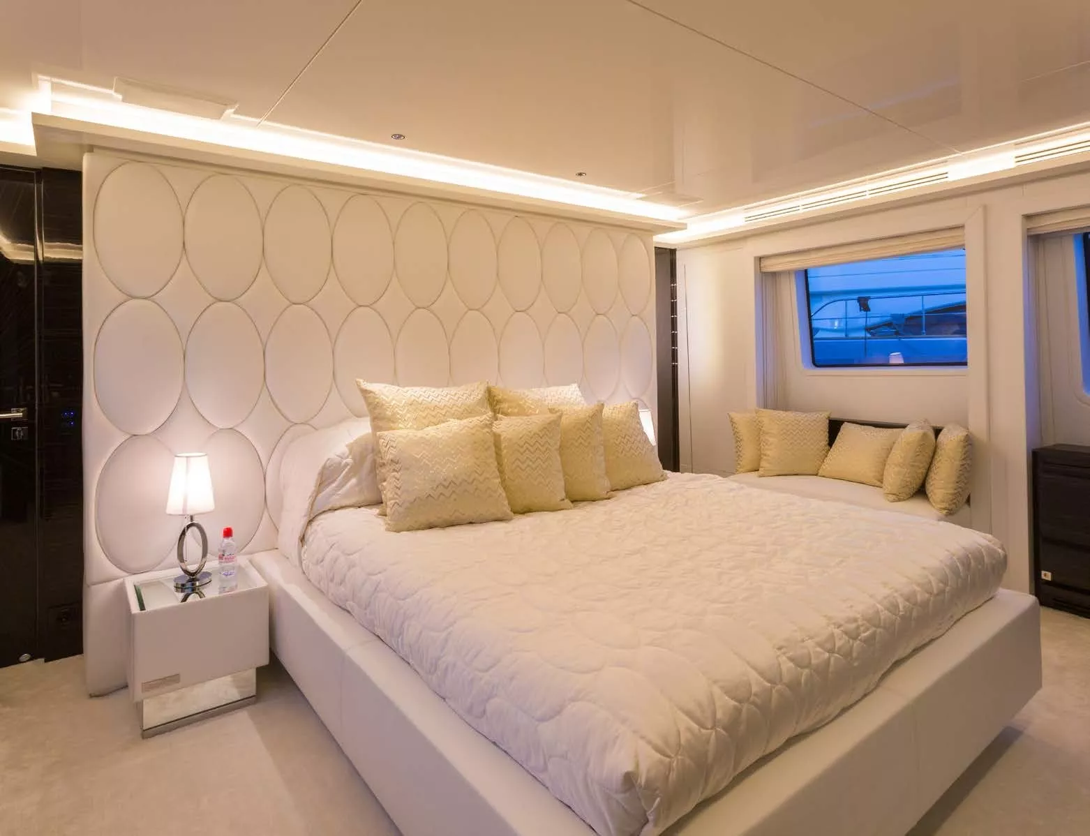 https://dev-api.arconyachts.com/storage/media/29608/conversions/352_0091041971-optimize.webp