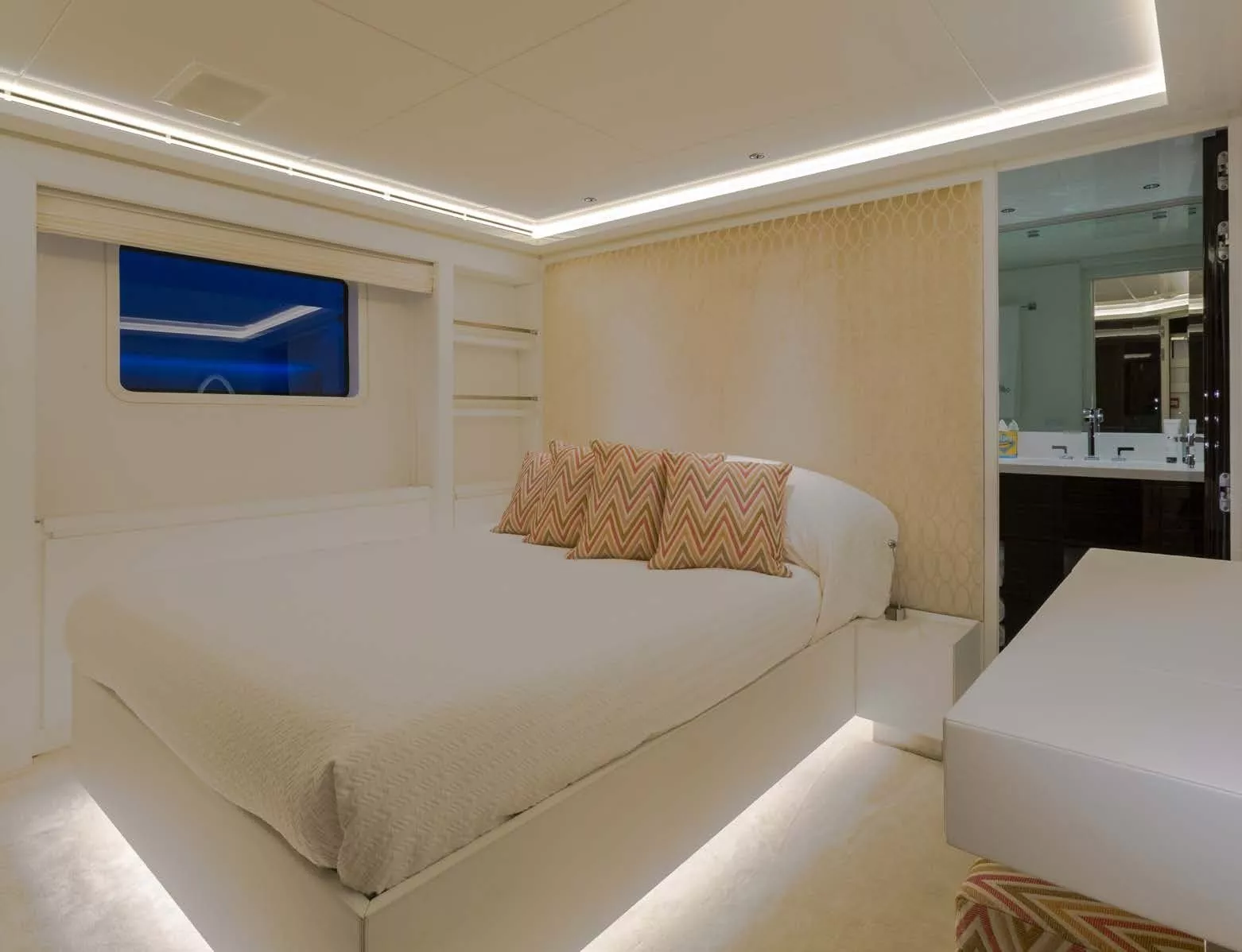 https://dev-api.arconyachts.com/storage/media/29612/conversions/352_5772123883-optimize.webp