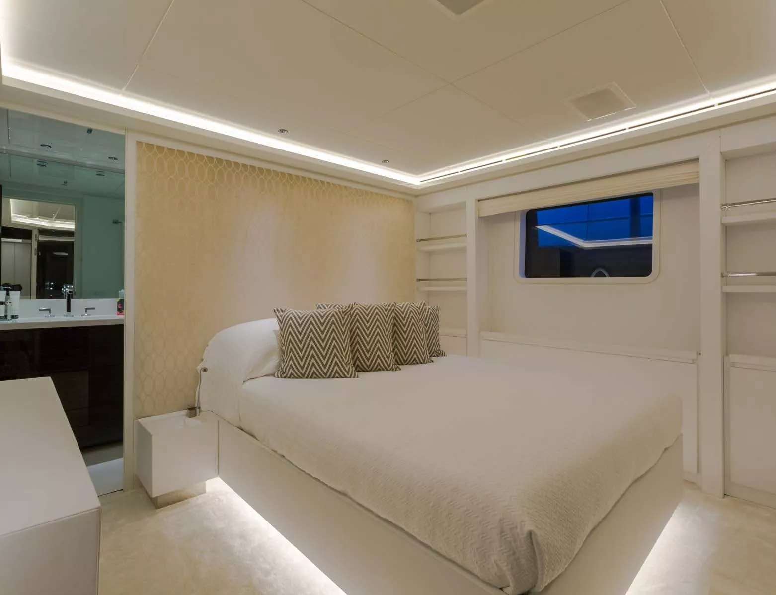 https://dev-api.arconyachts.com/storage/media/29613/conversions/352_0555980968-optimize.webp
