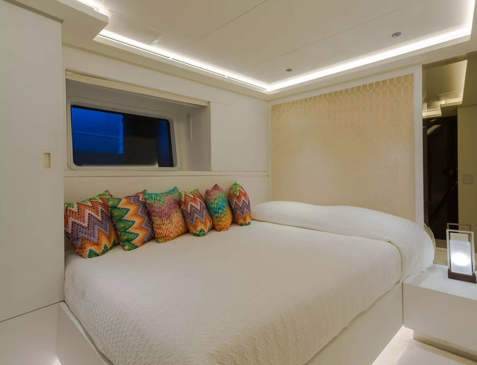 https://dev-api.arconyachts.com/storage/media/29615/conversions/352_2744733195-optimize.webp