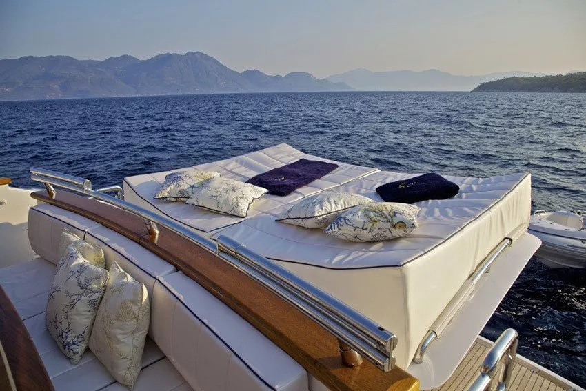 https://dev-api.arconyachts.com/storage/media/29693/conversions/374_0950856150-optimize.webp