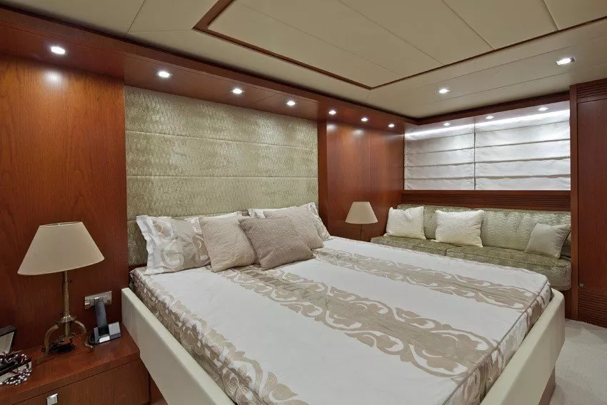 https://dev-api.arconyachts.com/storage/media/29699/conversions/374_6818788241-optimize.webp