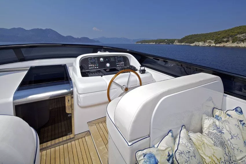 https://dev-api.arconyachts.com/storage/media/29701/conversions/374_7178919462-optimize.webp