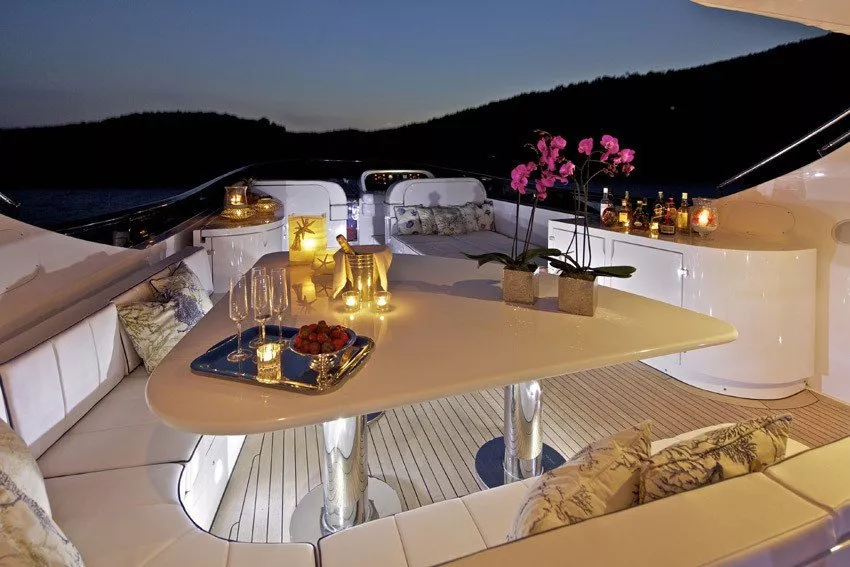https://dev-api.arconyachts.com/storage/media/29702/conversions/374_7282714433-optimize.webp