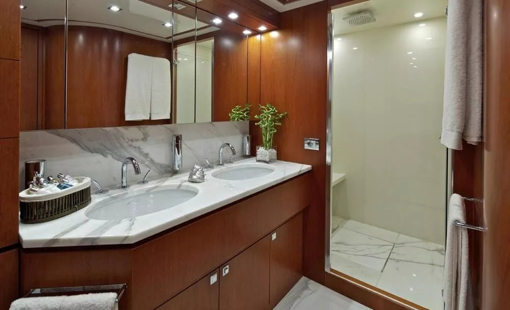 https://dev-api.arconyachts.com/storage/media/29705/conversions/374_8132185424-optimize.webp