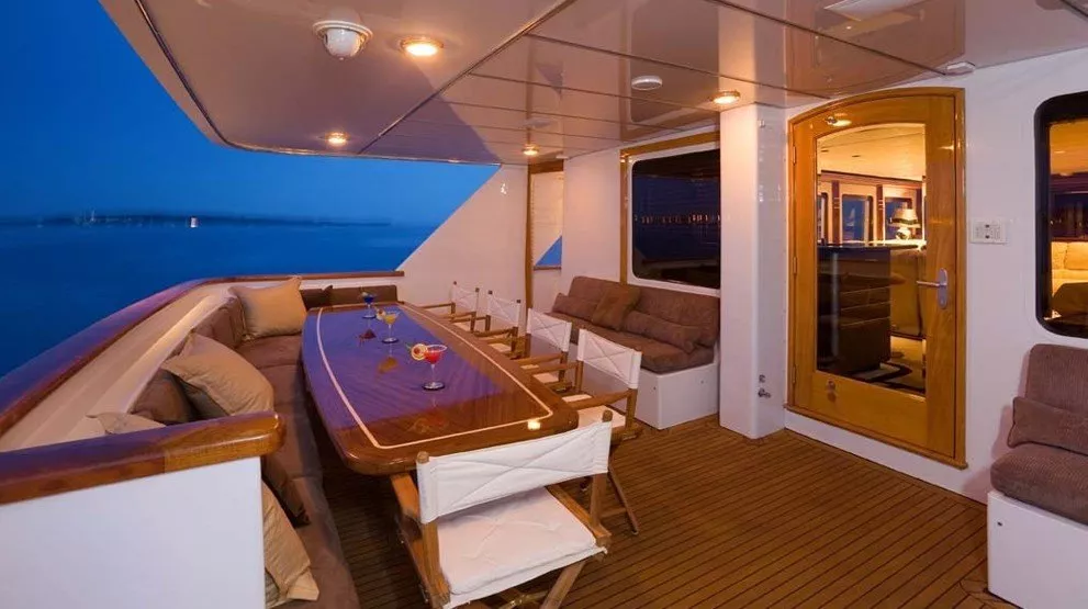 https://dev-api.arconyachts.com/storage/media/29763/conversions/369_3921232457-optimize.webp