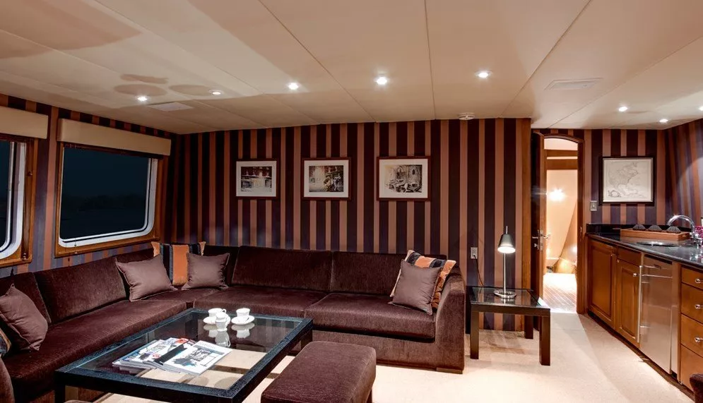 https://dev-api.arconyachts.com/storage/media/29765/conversions/369_8148446710-optimize.webp