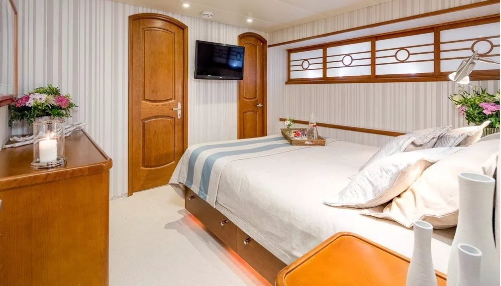 https://dev-api.arconyachts.com/storage/media/29771/conversions/369_3973310208-optimize.webp