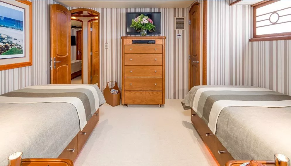 https://dev-api.arconyachts.com/storage/media/29773/conversions/369_7242162304-optimize.webp