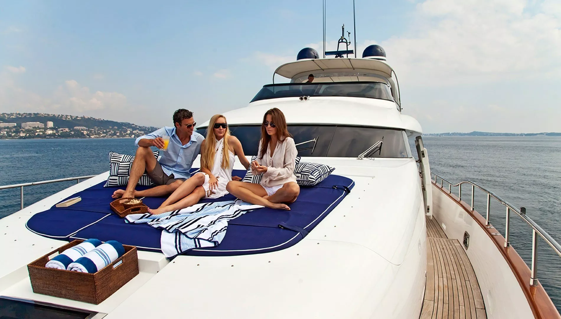 https://dev-api.arconyachts.com/storage/media/29802/conversions/367_4798974730-optimize.webp