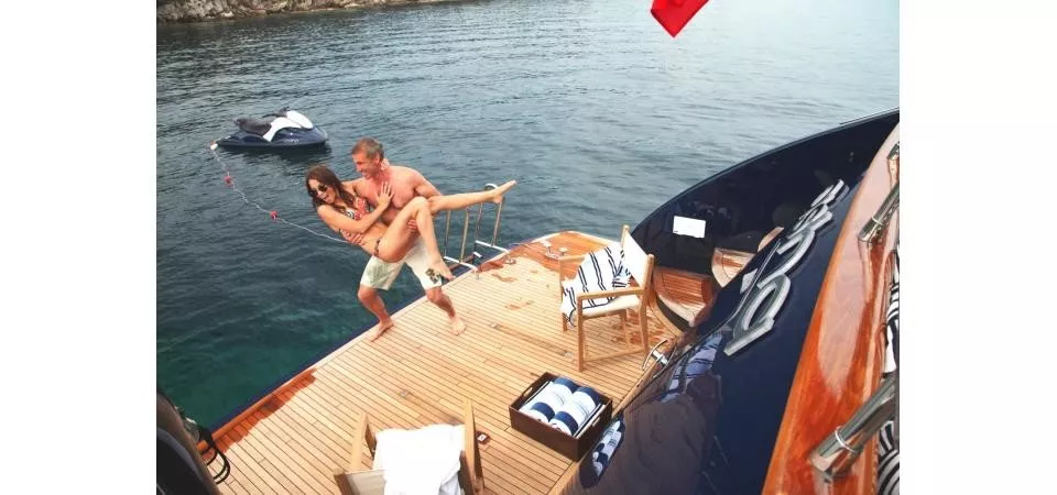 https://dev-api.arconyachts.com/storage/media/29804/conversions/367_5795486274-optimize.webp