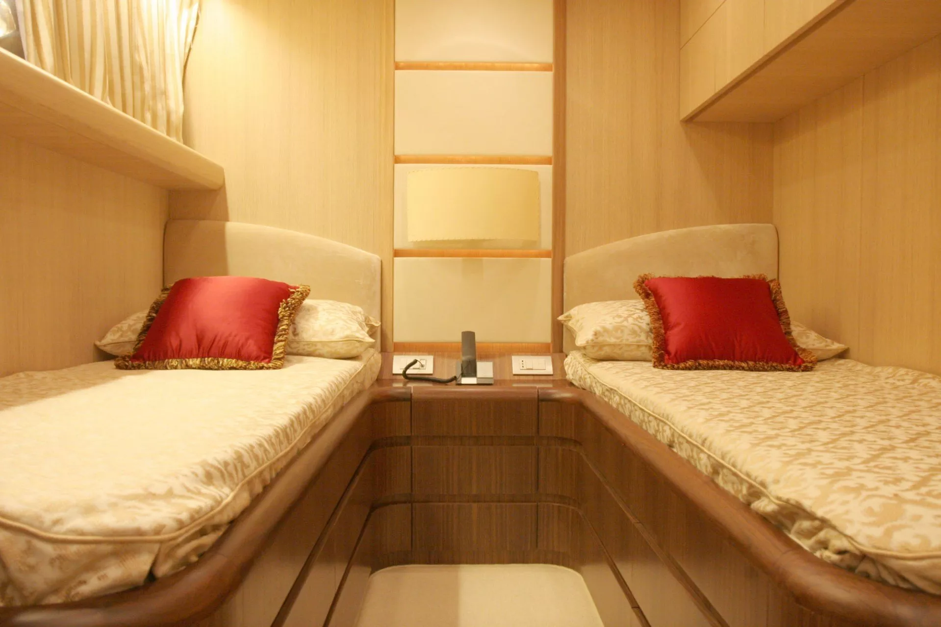 https://dev-api.arconyachts.com/storage/media/29825/conversions/365_8902438085-optimize.webp