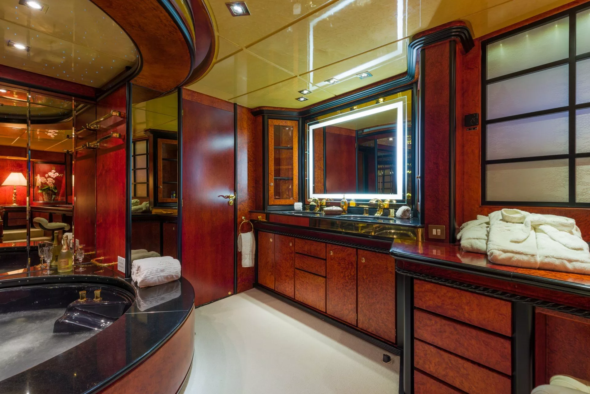 https://dev-api.arconyachts.com/storage/media/29963/conversions/354_8321833347-optimize.webp