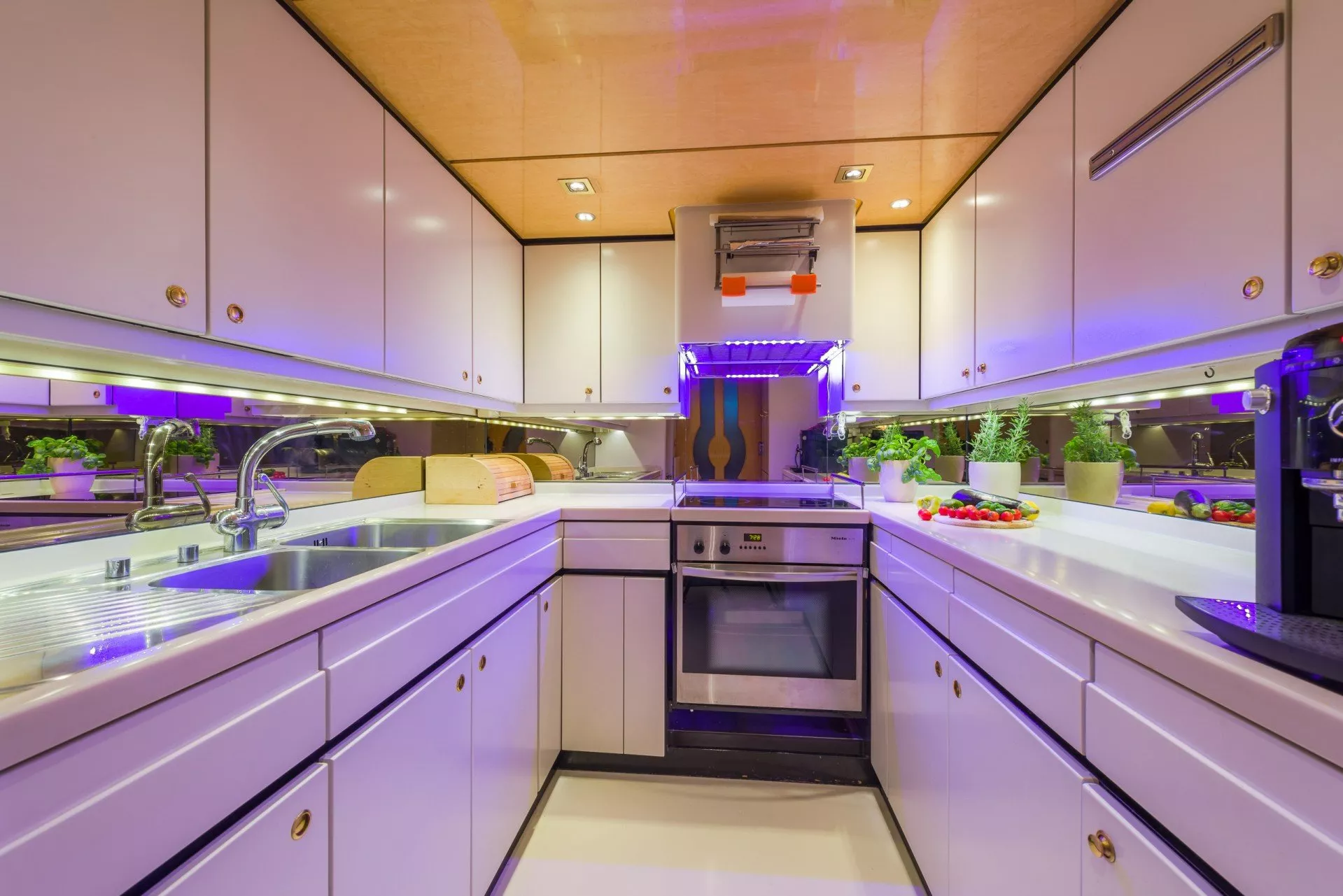 https://dev-api.arconyachts.com/storage/media/29969/conversions/354_6183602383-optimize.webp
