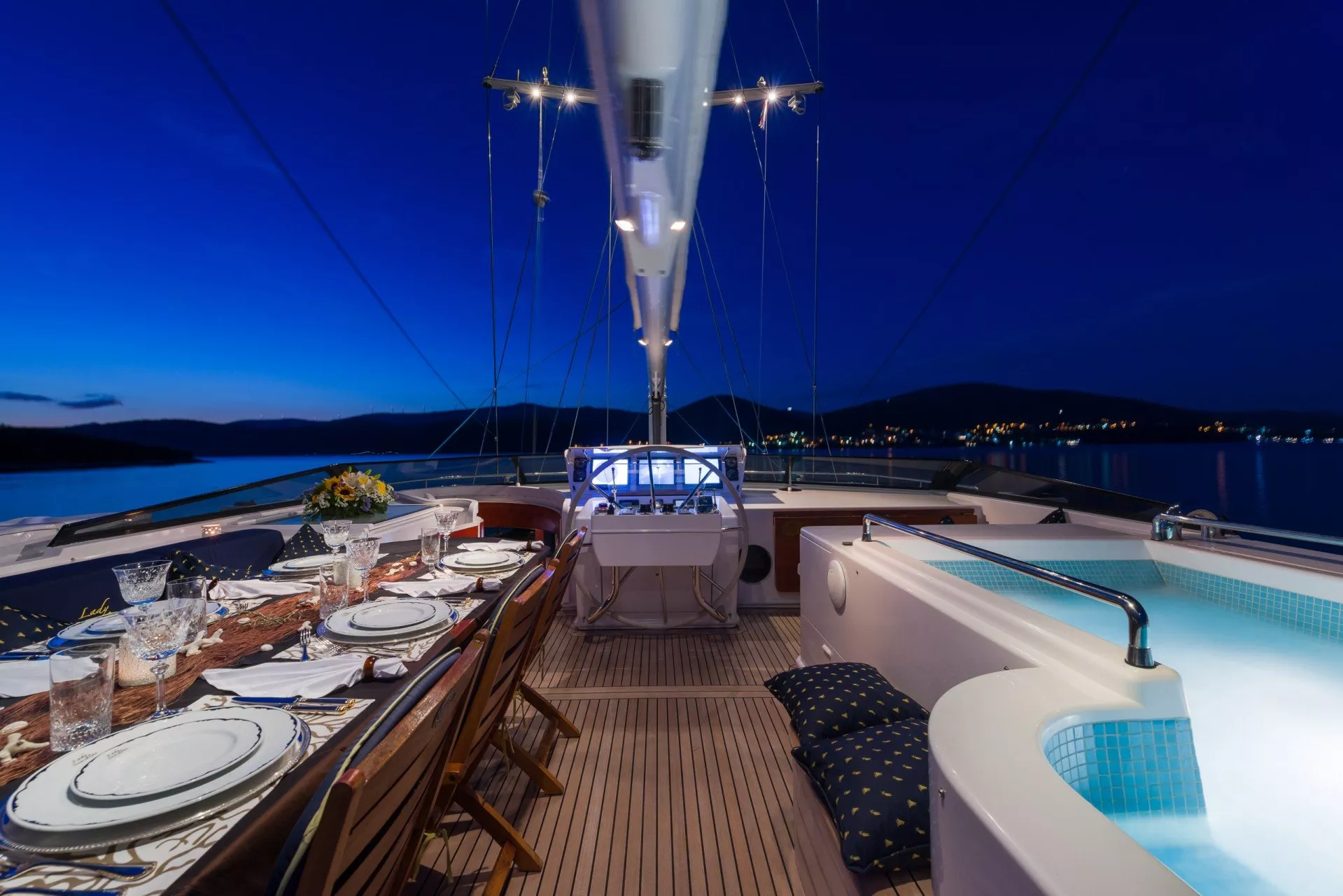 https://dev-api.arconyachts.com/storage/media/29976/conversions/354_8527629112-optimize.webp
