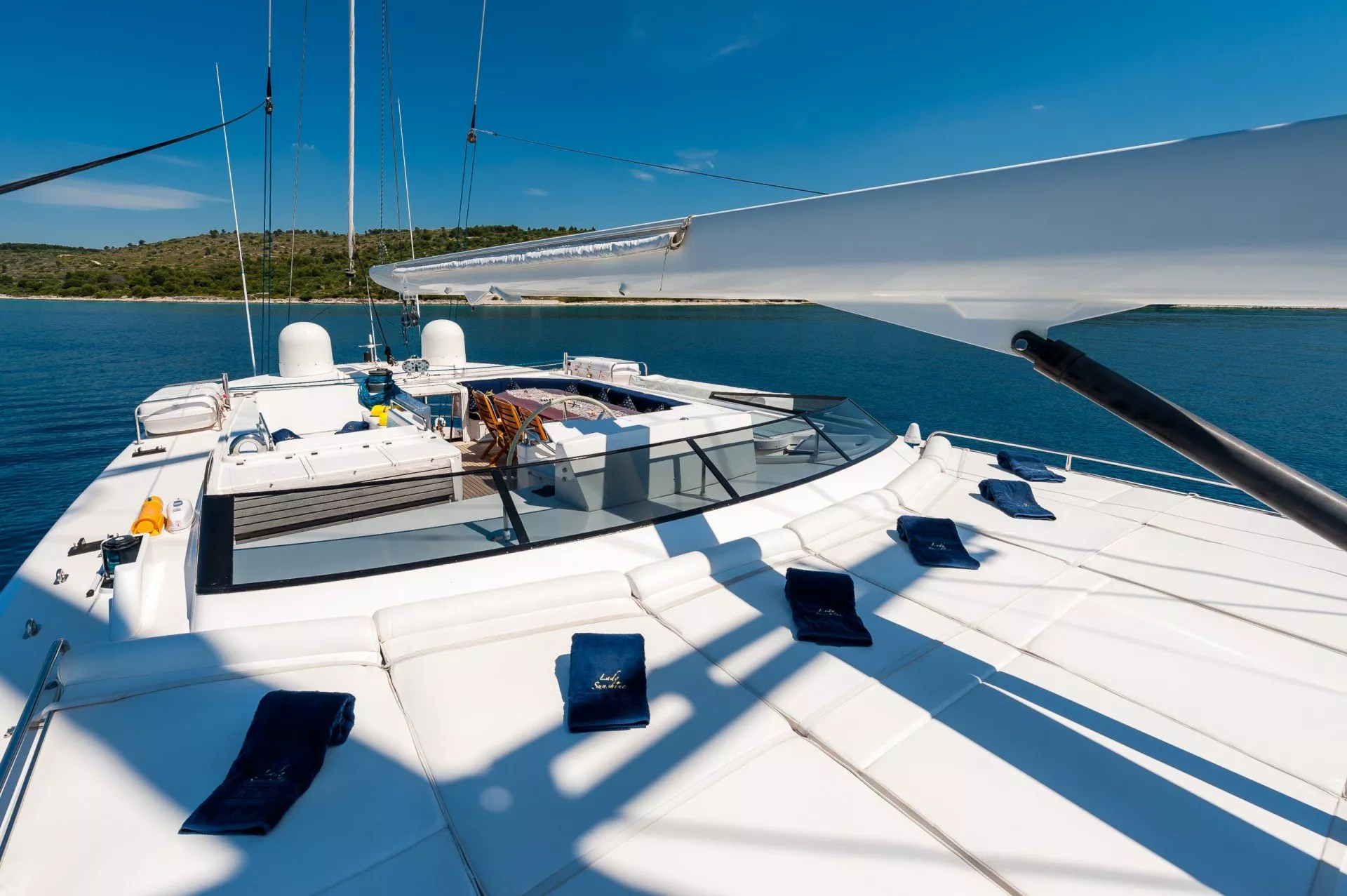 https://dev-api.arconyachts.com/storage/media/29985/conversions/354_5203567467-optimize.webp